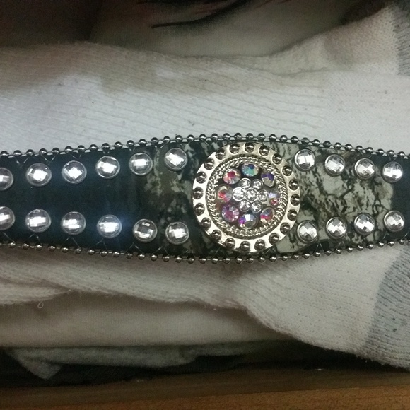 BLAZIN ROXX CAMO PRINT CRYSTAL STUDDED BELT - Picture 2 of 3